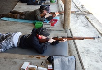 Vänrikki Kati Markkanen (edessä) ja Tapio Harju kilpasarjaa ampumassa.