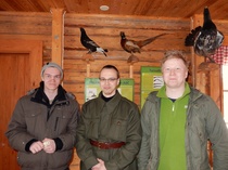 Perinnekiväärin yleisen sarjan mitalimiehet. Sami Hämäläinen,vas. (hopeaa), Antti Liimatainen ( kultaa) Petteri Karala (pronssia).