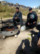 Janne Haapalainen (300 m piirinmestaruus & 150 m kolmas sija) ja Jari Sihvonen (150 m toinen sija & 300 m kolmas sija) nuotiopuuhissa.