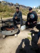 Janne Haapalainen (300 m piirinmestaruus & 150 m kolmas sija) ja Jari Sihvonen (150 m toinen sija & 300 m kolmas sija) nuotiopuuhissa.